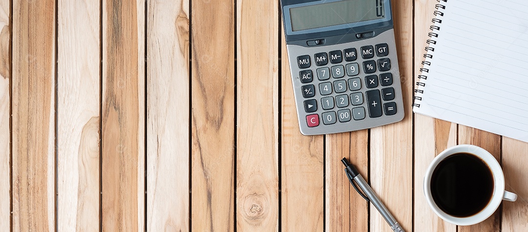 Mesa de escritório vista superior com calculadora, caneta, caderno em branco