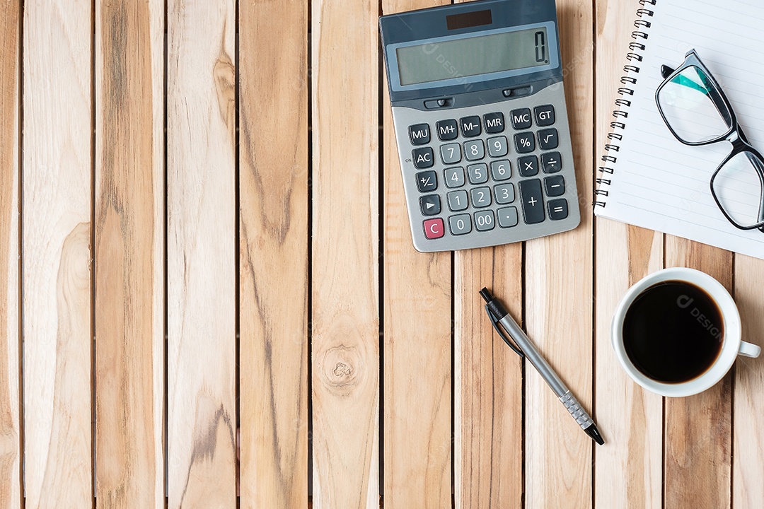 Mesa de escritório vista superior com calculadora, caneta, caderno em branco