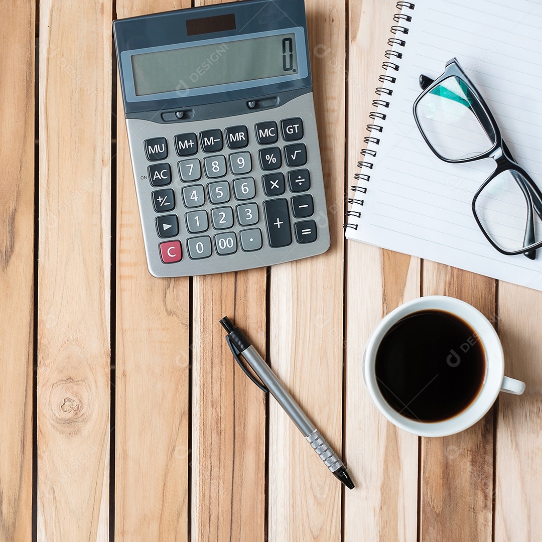 Mesa de escritório vista superior com calculadora, caneta, caderno em branco