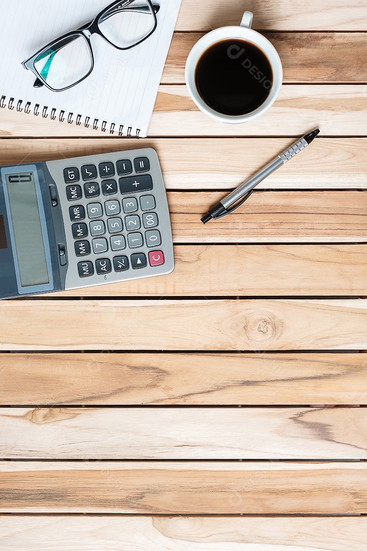 Mesa de escritório vista superior com calculadora, caneta, caderno em branco