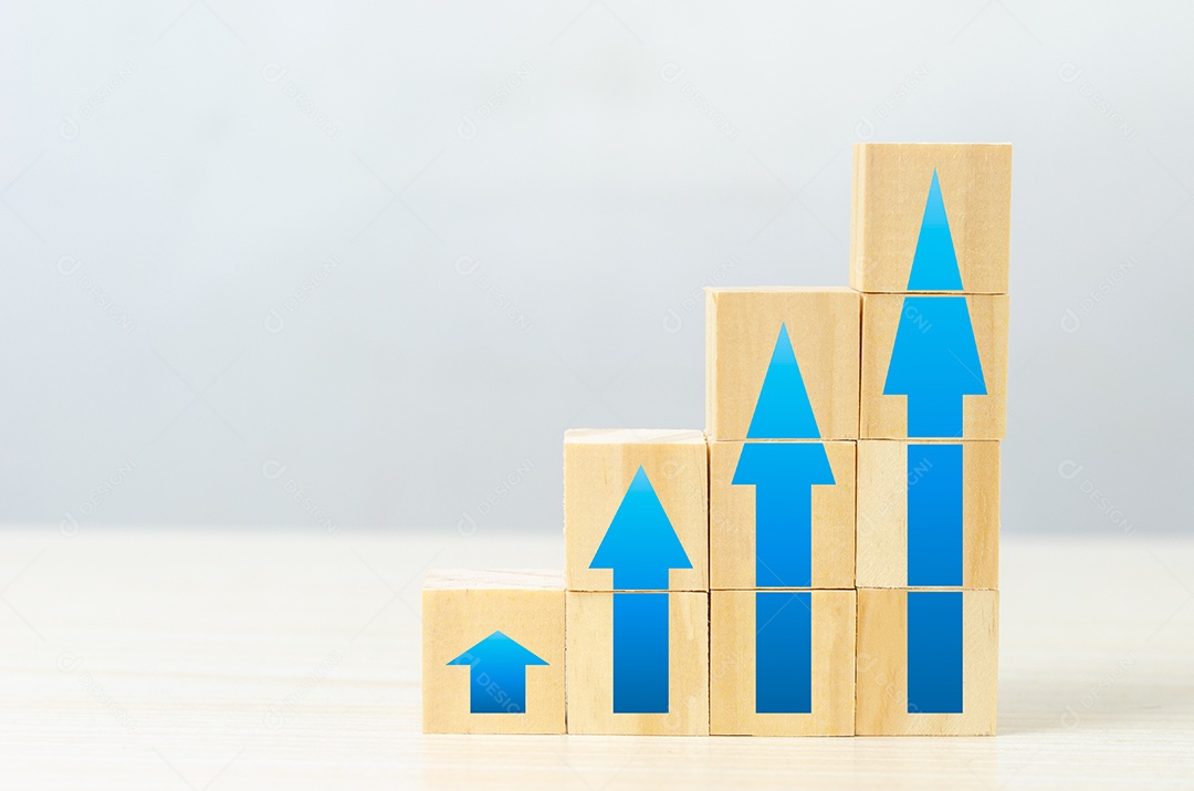 Investimento de receita de aumento financeiro de negócios com bloco de cubo de madeira no conceito de mesa.