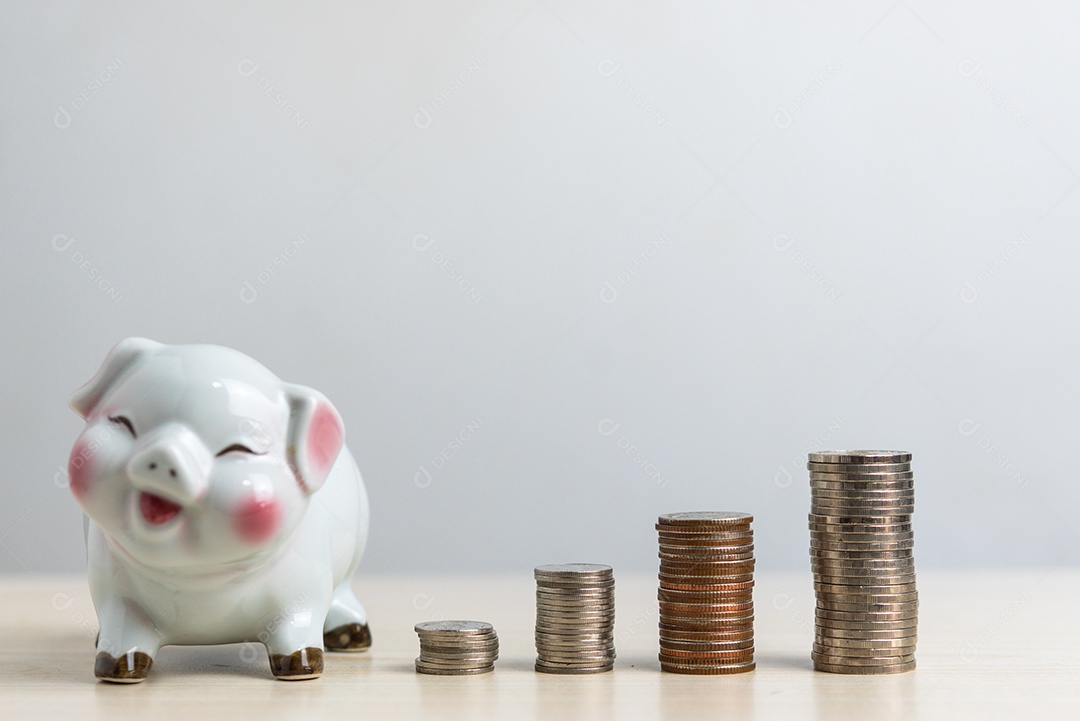 Economizando dinheiro, contabilidade de negócios e finanças, economia de crescimento bancário com conceito de pilha de porquinho e moeda.