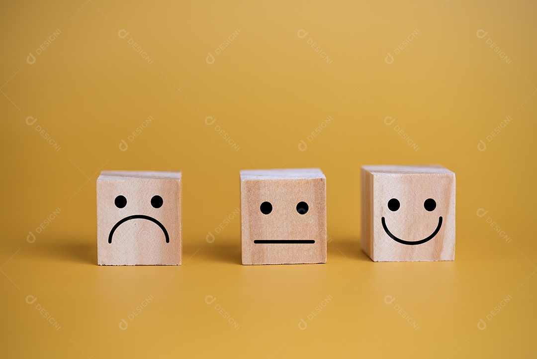 Serviço ao cliente e conceito de satisfação feliz ícone do smiley face A avaliação positiva do feedback do negócio muito impressionou o cubo de madeira na mesa.