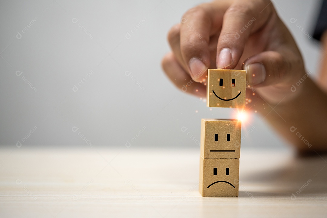 Serviço ao cliente e conceito de satisfação feliz ícone do smiley face A avaliação positiva do feedback do negócio muito impressionou o cubo de madeira na mesa.