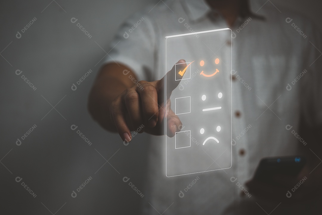 Atendimento ao cliente e conceito de satisfação Os empresários estão tocando a tela virtual no ícone de rosto sorridente feliz. Feedback de negócios avaliação positiva conceito muito impressionado.