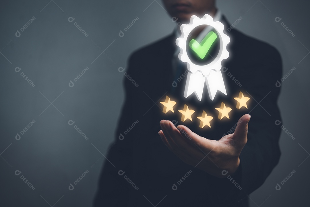 A mão mostra o serviço de sinal Garantia de qualidade 5 estrelas, Garantia, Normas, certificação ISO e conceito de padronização.