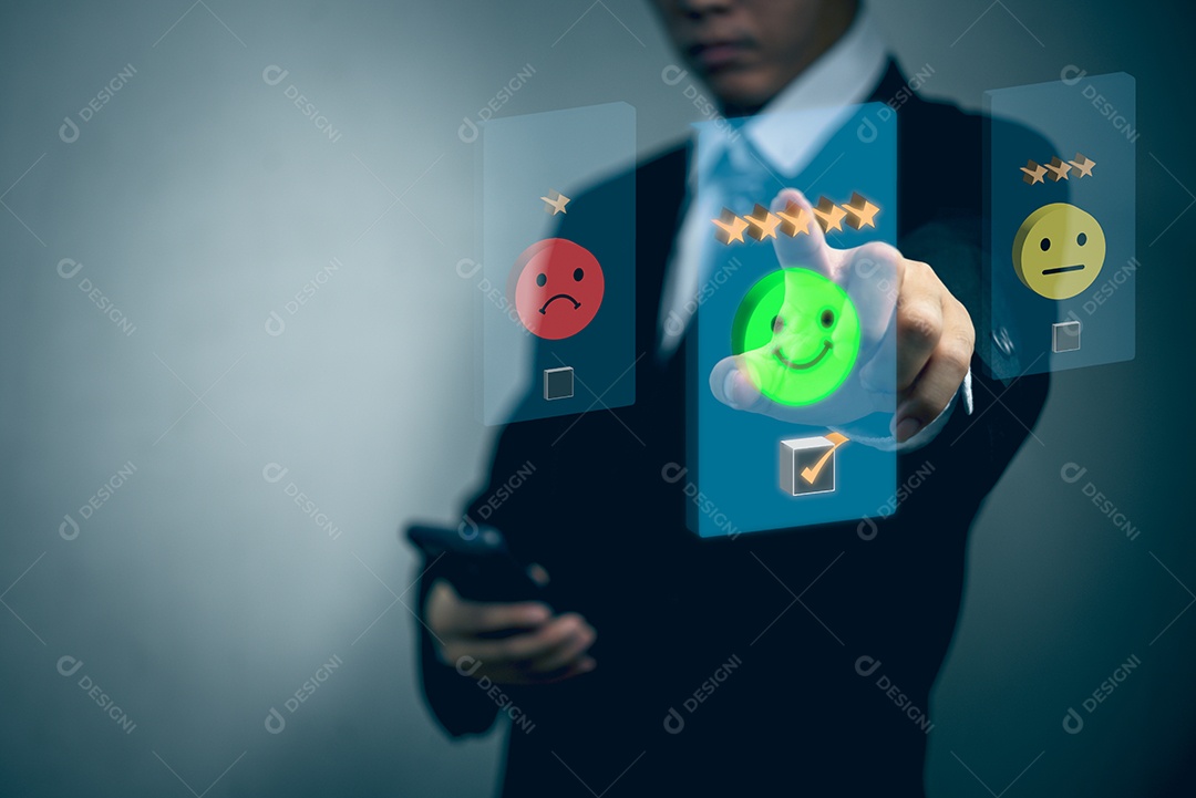 Emoticon de rosto sorridente de avaliação de atendimento ao cliente cinco estrelas na tela de toque virtual conceito de tecnologia de marketing digital de negócios.