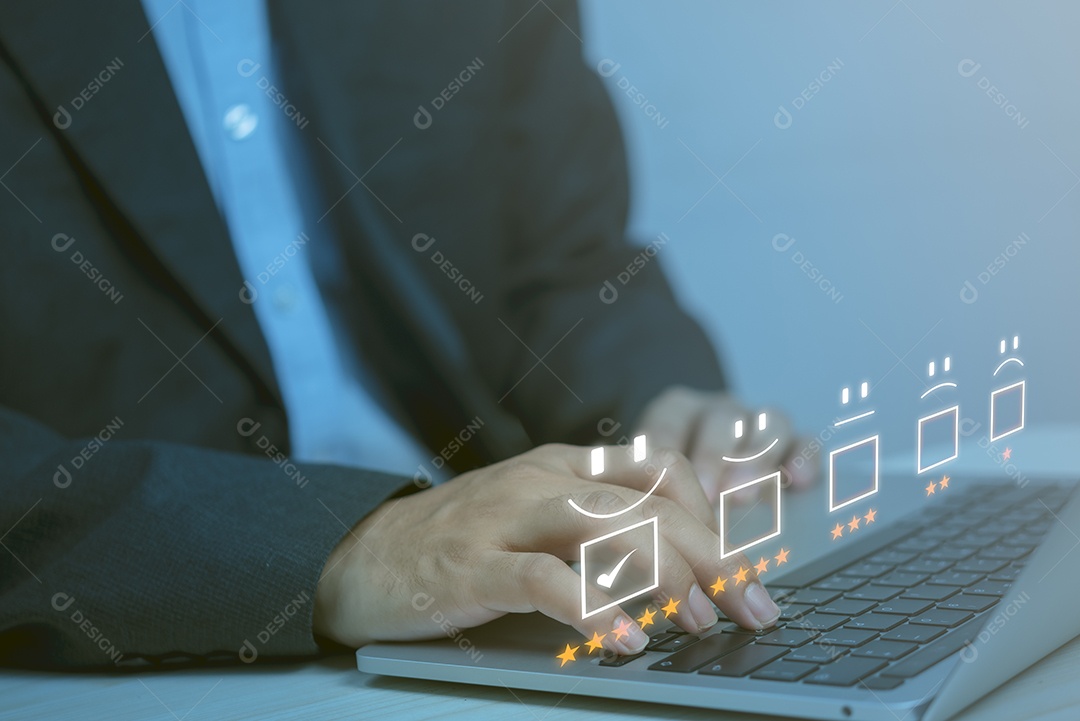 Pesquisa de satisfação e conceito de atendimento ao cliente empresário usando notebook de computador com ícone de rosto sorridente 5 estrelas.