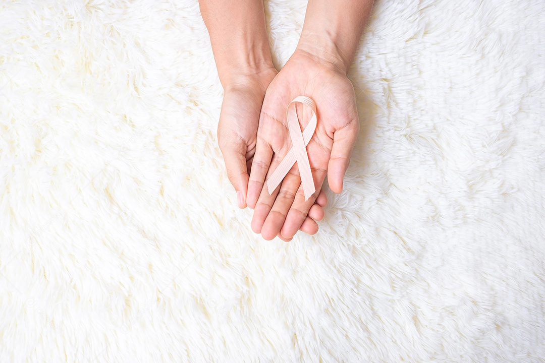 Mês de conscientização do câncer uterino de setembro, mão de mulher segurando ervilha