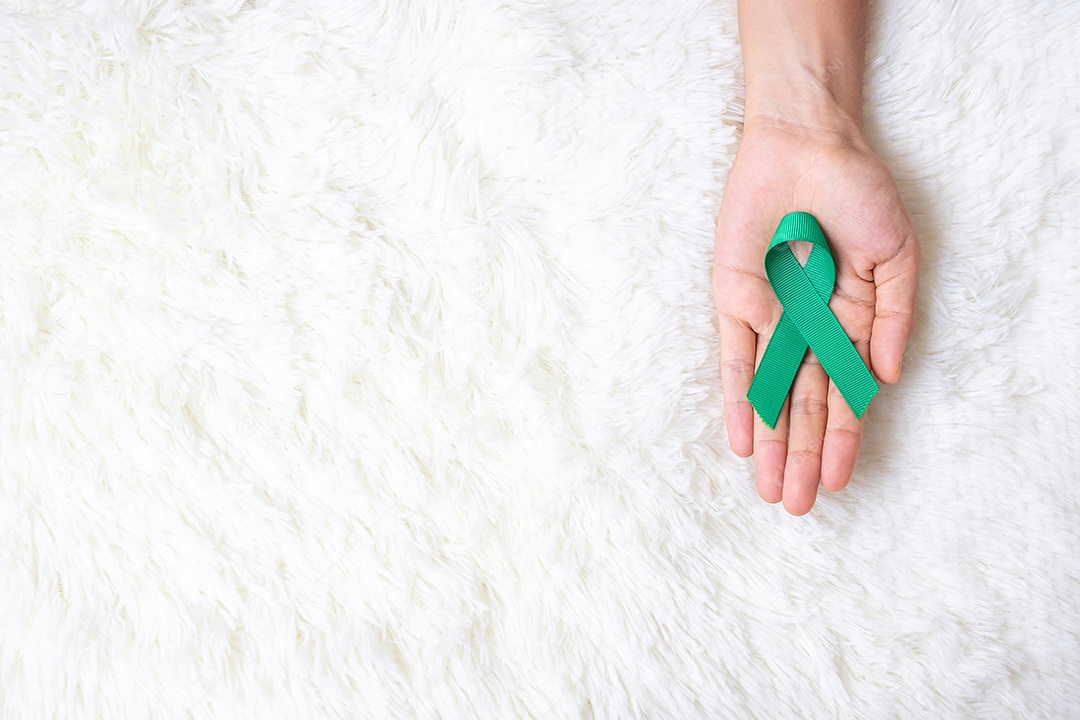 Mês de conscientização do câncer uterino de setembro, mão de pessoa segurando ervilha