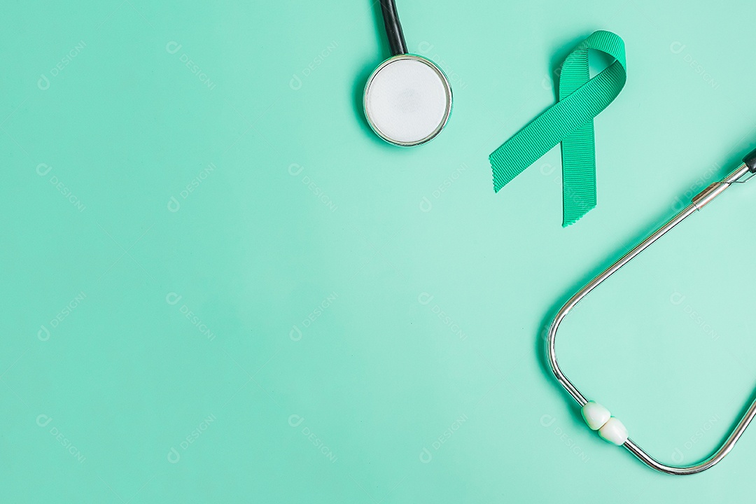 fita verde com estetoscópio sobre fundo de cor verde