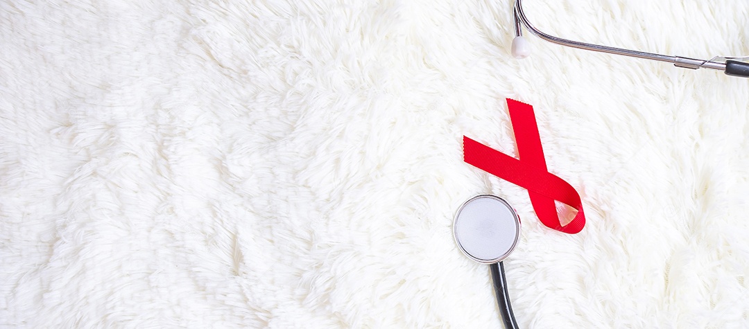 Red Ribbon com estetoscópio para apoiar pessoas vivas e doentes