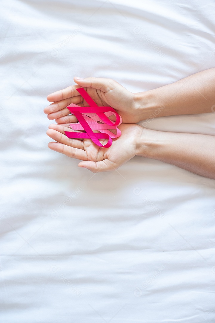 Mês de conscientização do câncer de mama de outubro, mulher adulta segurando a mão