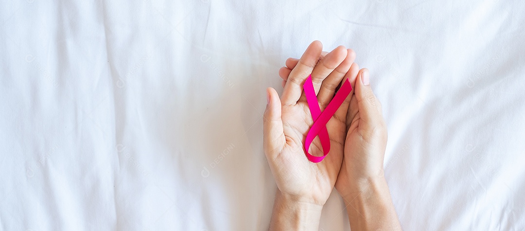 Mês de conscientização do câncer de mama de outubro, mulher adulta segurando a mão