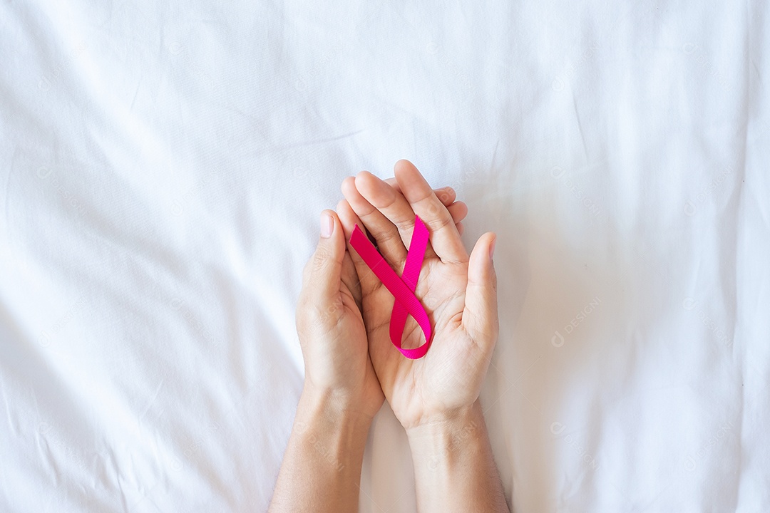 Mês de conscientização do câncer de mama de outubro, mulher adulta segurando a mão