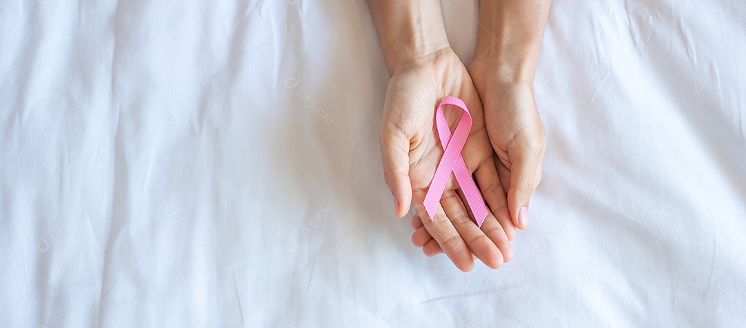Mês de conscientização do câncer de mama de outubro, mulher adulta segurando a mão