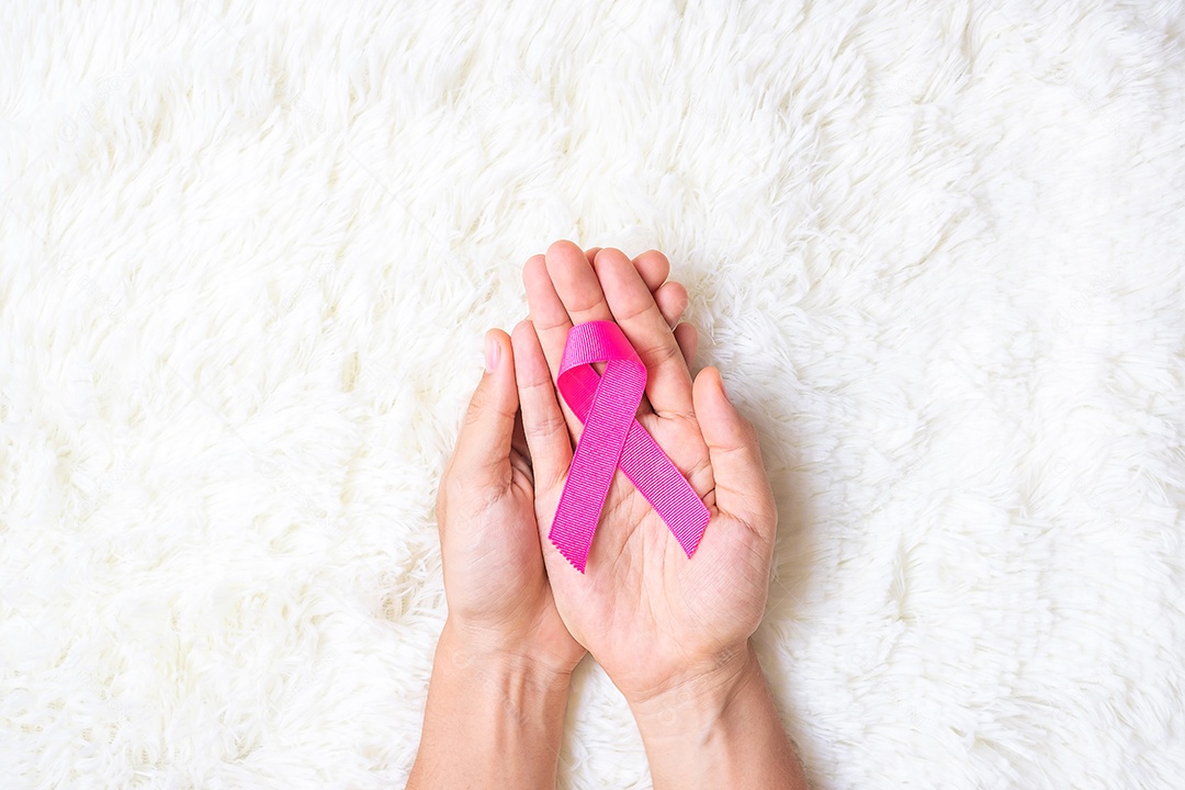 Mês de conscientização do câncer de mama de outubro, mulher adulta segurando a mão