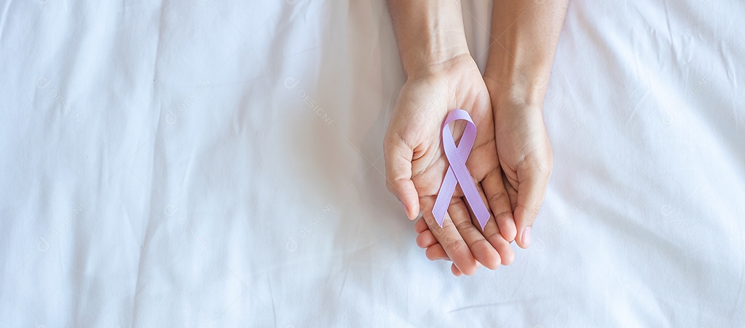 Mês de conscientização do câncer de mama de outubro, mulher adulta segurando a mão