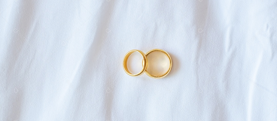 casal anel de noivado dourado sobre fundo branco. Amor, juntos