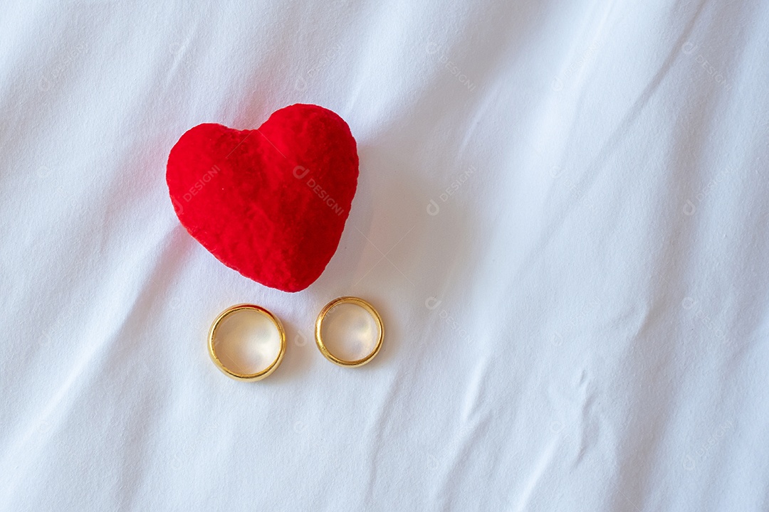 decoração em forma de coração e anel de noivado dourado de casal