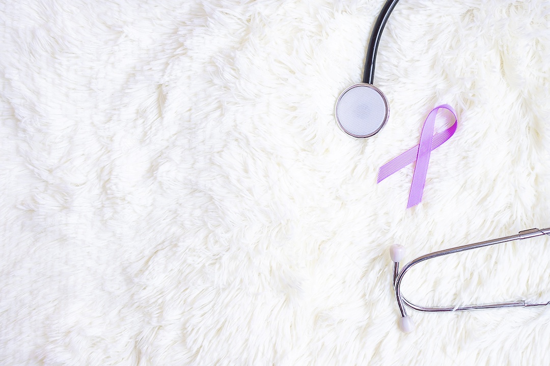 Conscientização do câncer de mama, fita rosa com estetoscópio em branco