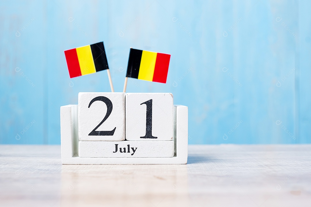 Calendário de madeira de 21 de julho com bandeiras em miniatura da Bélgica.
