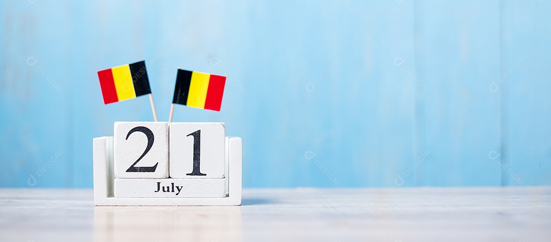 Calendário de madeira de 21 de julho com bandeiras em miniatura da Bélgica.