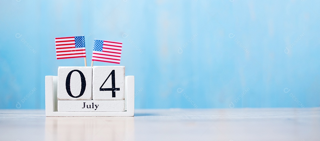 Calendário de madeira de 4 de julho com miniatura dos Estados Unidos da América