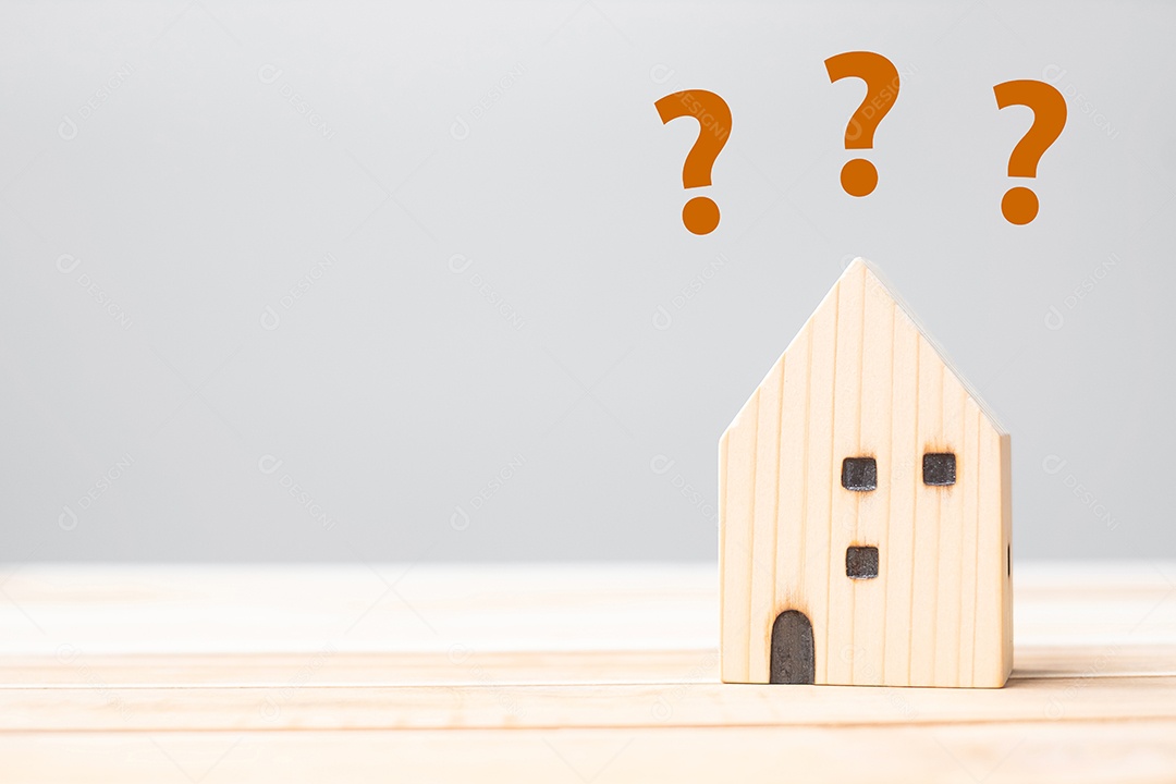 Modelo de casa de madeira no fundo da mesa. Casa, crise, recessão econômica, sem-teto, imóveis, comprar ou alugar e conceito de propriedade