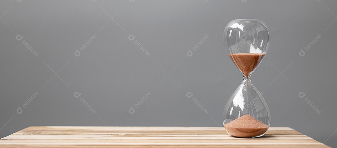 Ampulheta no escritório de mesa areia fluindo