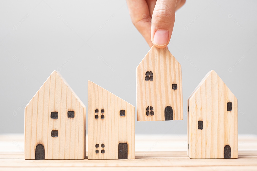 modelo de casa de madeira no fundo da mesa. Casa, Crise, Economia