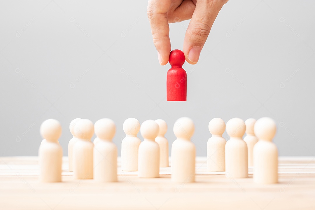 Mão de empresário puxando homem líder de madeira da multidão de funcionários