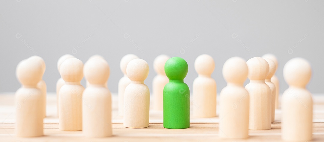 Homem de negócios líder verde com multidão de pessoas de madeira. liderança