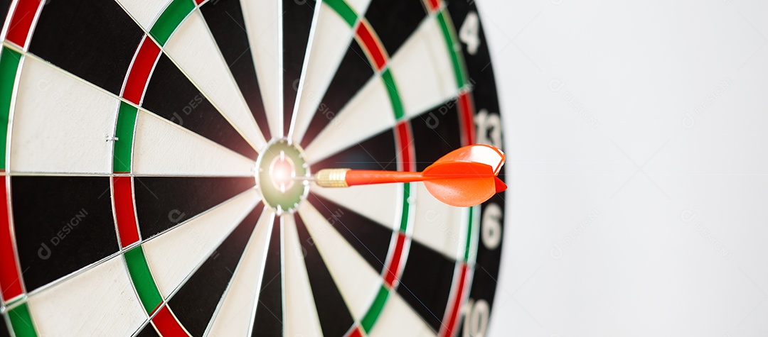 Dardo vermelho acertando um alvo no centro de Bullseye ou Dartboard.