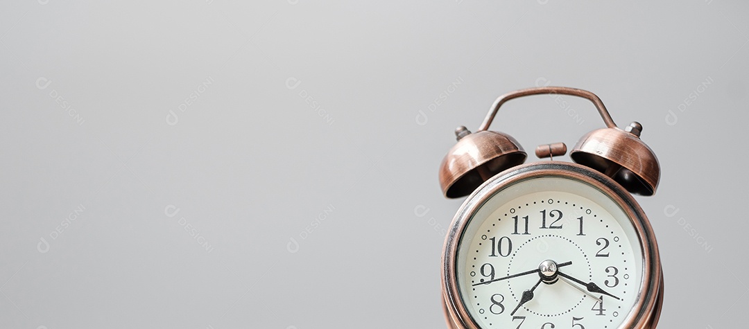 Despertador vintage no fundo da mesa de madeira