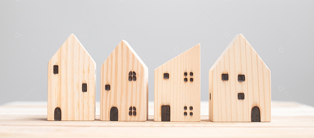 modelo de casa de madeira no fundo da mesa. Casa, Crise, Economia
