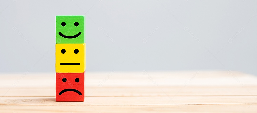 Símbolo de rosto de emoção em blocos de cubo de madeira. Classificação de serviço, classificação