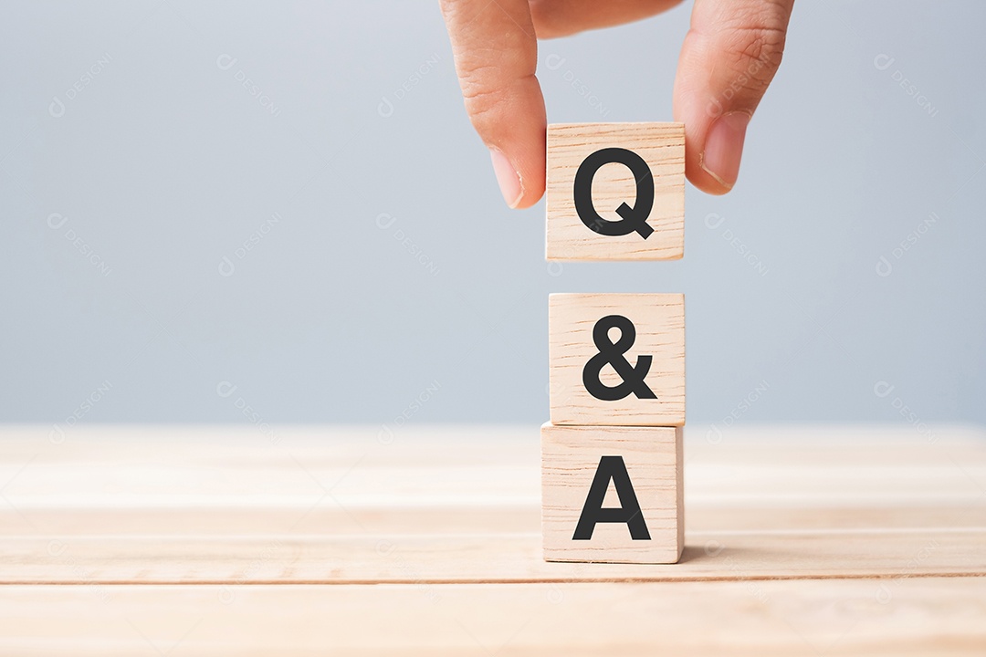 Mão segurando a palavra Q e A com bloco de cubo de madeira. FAQ frequência