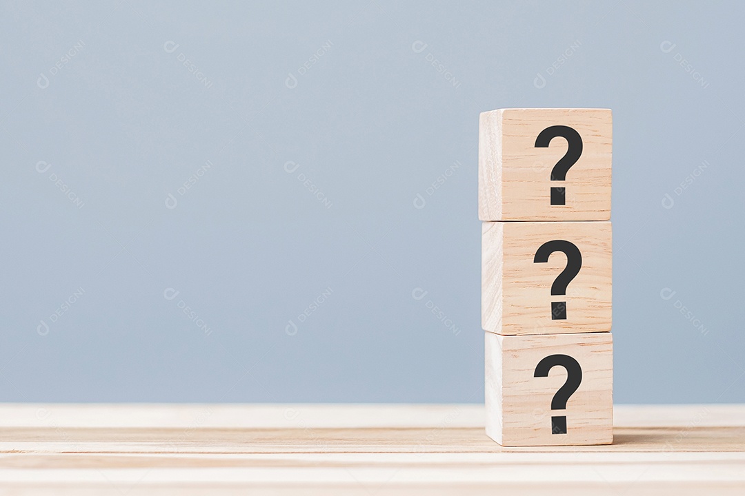 Perguntas Mark (?) no bloco de cubo de madeira no fundo da mesa.