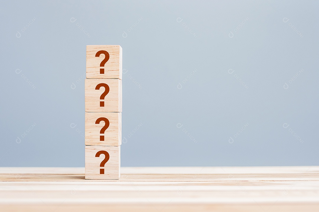 Perguntas Mark (?) no bloco de cubo de madeira no fundo da mesa.