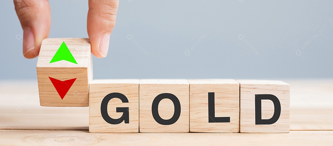 Homem de negócios bloco de cubo de madeira de mudança de mão com texto.