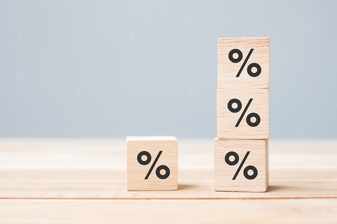 Bloco de cubo de madeira com ícone de símbolo de porcentagem.