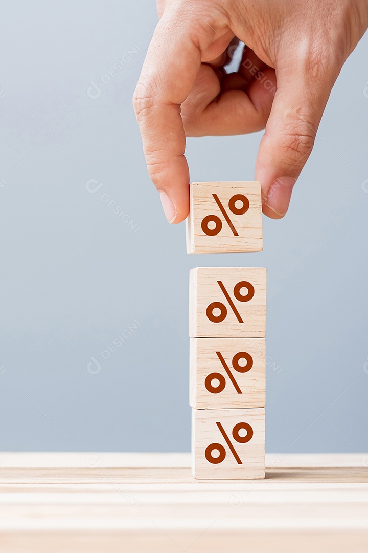 Homem de negócios mão colocando bloco de cubo de madeira com símbolo de porcentagem.