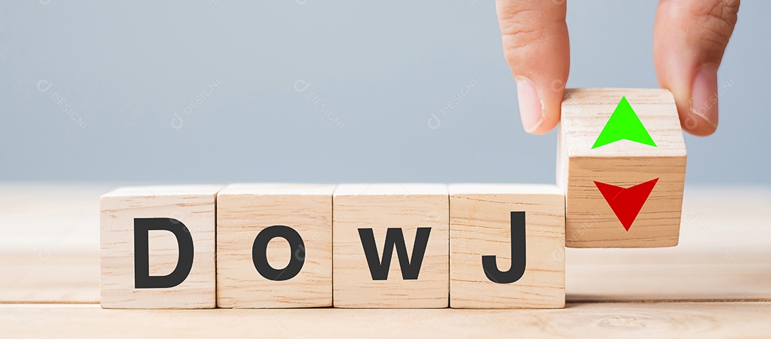 Homem de negócios Bloco de cubo de madeira de mudança de mão com texto.