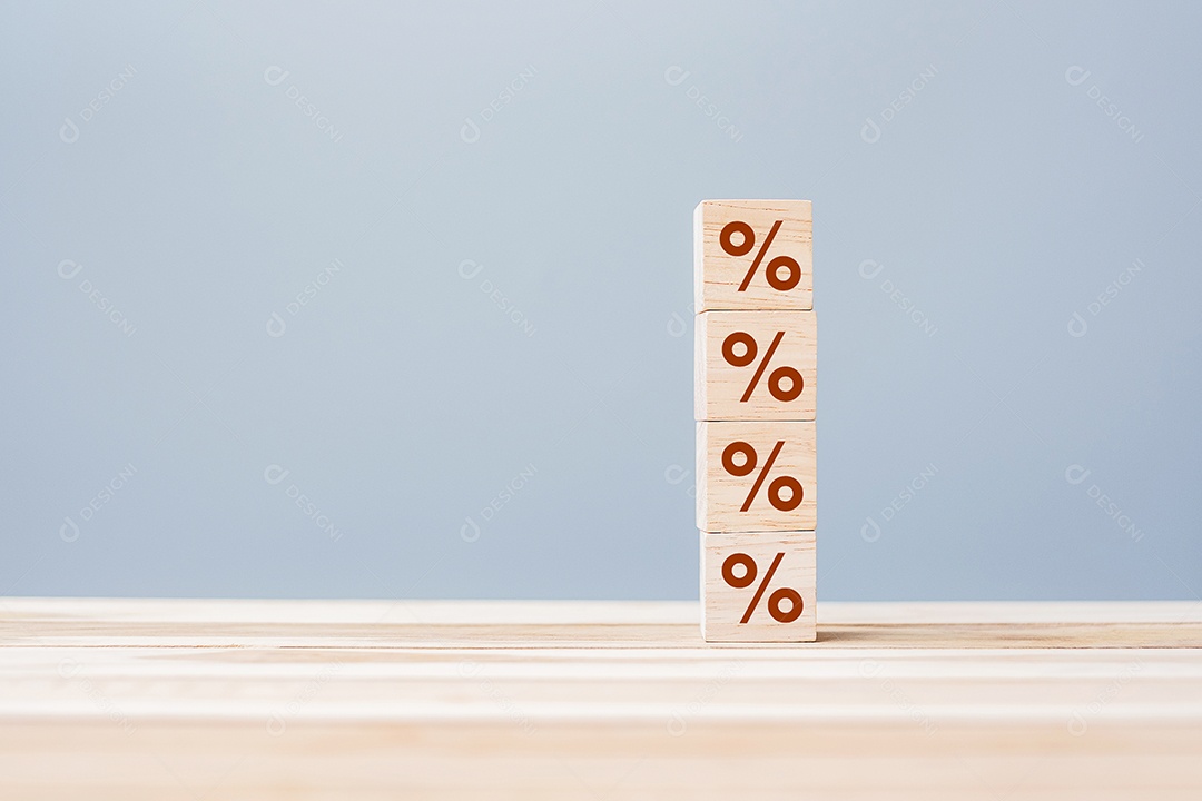 Bloco de cubo de madeira com ícone de símbolo de porcentagem. Taxa de juros.