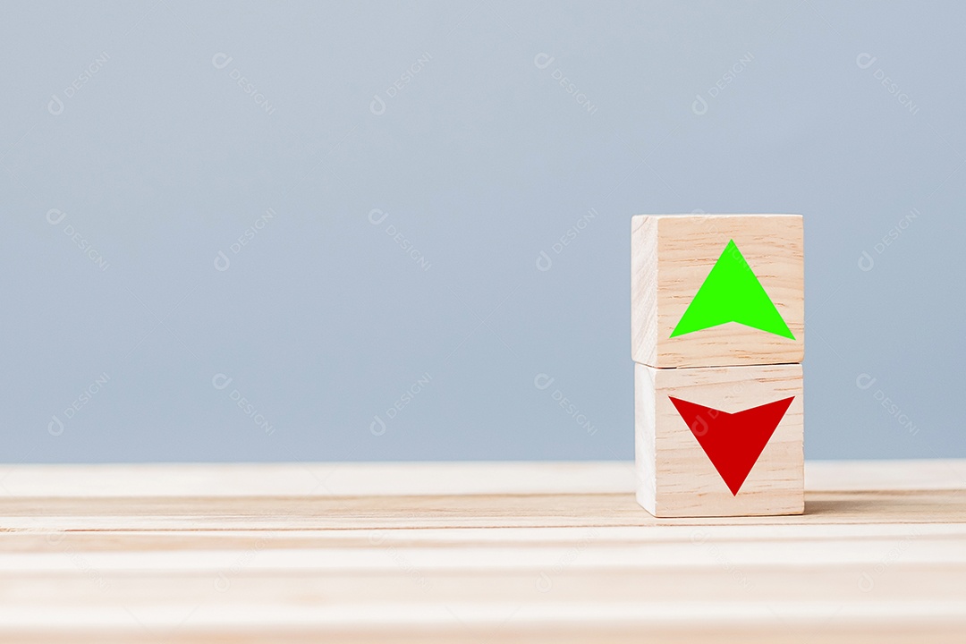 Bloco de cubo de madeira com o ícone de símbolo de seta para cima e para baixo na mesa.