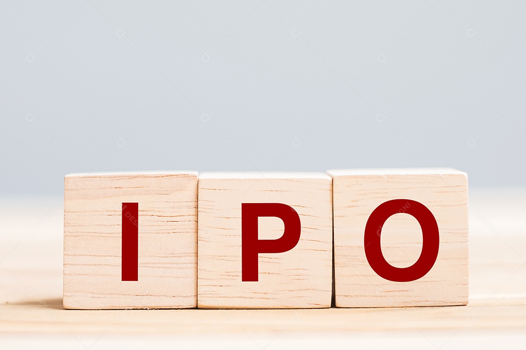 Palavra IPO (Oferta Pública Inicial) com bloco de cubo de madeira, ações de uma empresa privada ao público em uma nova emissão de ações. Conceito de ações, fundos, investidores e investimentos