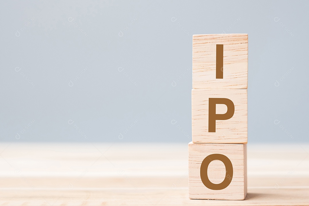 Palavra IPO (Oferta Pública Inicial) com bloco de cubo de madeira.