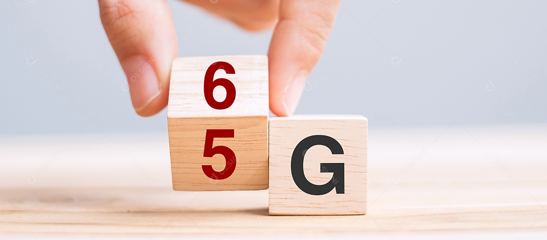 Mão de empresário mudar bloco de madeira de 5G para 6G (geração de comunicações móveis celulares) tecnologia, rede, mídia social e conceitos digitais