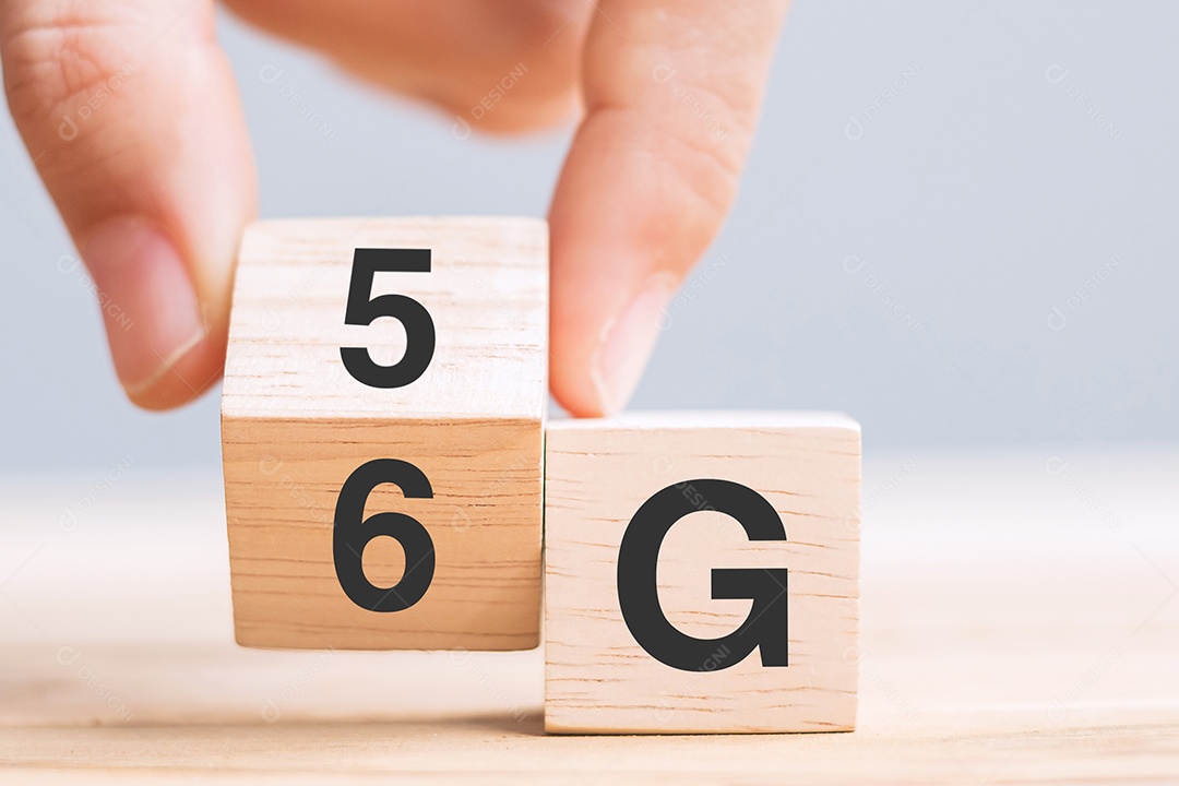 Mão de empresário mudar bloco de madeira de 5G para 6G (geração de comunicações móveis celulares) tecnologia, rede, mídia social e conceitos digitais